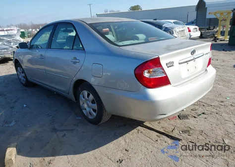 2002 Toyota Camry Le z USA, uszkodzony, nr VIN 4T1BE32K82U095120